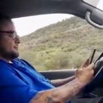 Conductor captado usando celular mientras conduce en trayecto a T… Conductor captado usando celular mientras conduce en trayecto a T…