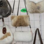 ELABORAN PRENDAS CON PIEL DE CONEJO EN LA FERIA