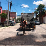Continúan acciones de bacheo en diferentes calles