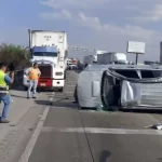 Camioneta queda volcada en la carretera federal 57; conductor sale ileso Camioneta queda volcada en la carretera federal 57; conductor sale ileso