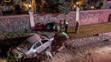 Vehículo impacta al Hotel Villa Antigua en Tequisquiapan; conductor sale ileso