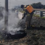 Controlan incendio de pastizal y basura a un costado de la carretera 120 Controlan incendio de pastizal y basura a un costado de la carretera 120