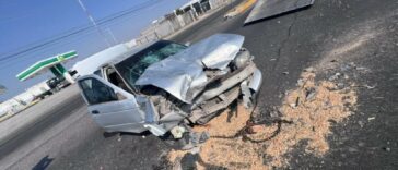 Auto se estrella contra camión en la carretera 120, en Tequisquiapan