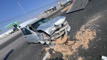 Auto se estrella contra camión en la carretera 120, en Tequisquiapan