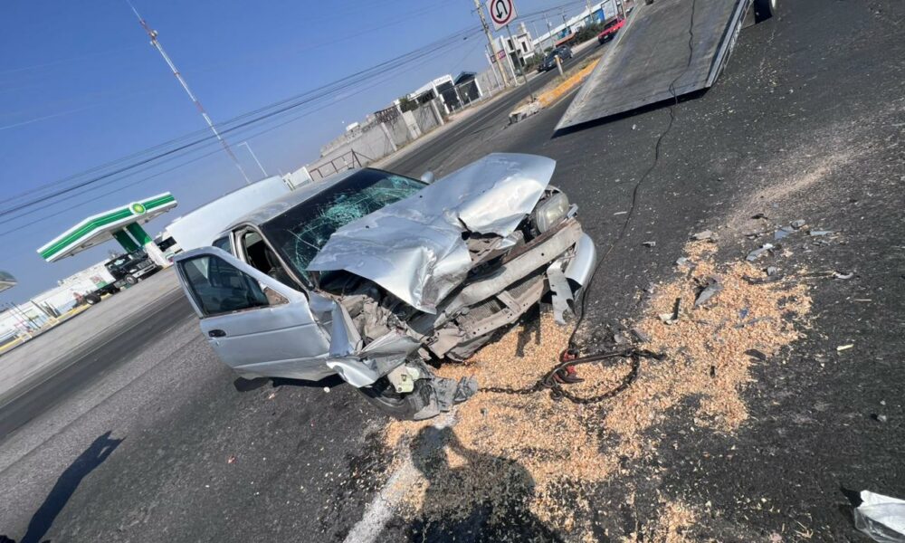 Auto se estrella contra camión en la carretera 120, en Tequisquiapan