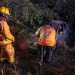 Un conductor se salva de aparatosa salida de camino