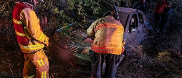 Un conductor se salva de aparatosa salida de camino