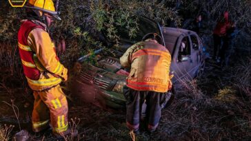 Un conductor se salva de aparatosa salida de camino