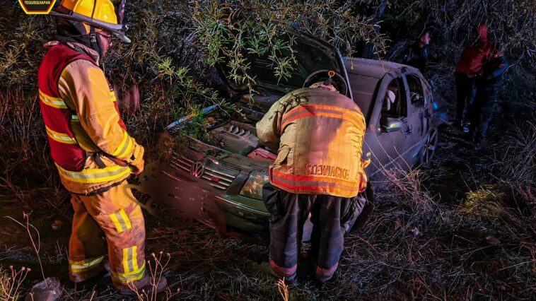 Un conductor se salva de aparatosa salida de camino