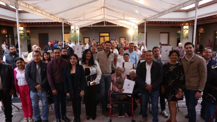 Entregan títulos de propiedad a familias del asentamiento Ampliación Santa Fe en Tequisquiapan
