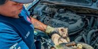 Bomberos rescatan a gatito atrapado en el motor de una camioneta en Tequisquiapan