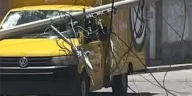 Camioneta Sabritas dañada por poste CFE en Tequisquiapan