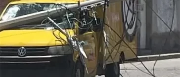 Camioneta Sabritas dañada por poste CFE en Tequisquiapan