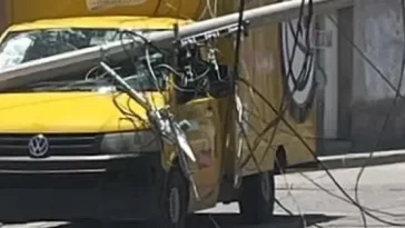 Camioneta Sabritas dañada por poste CFE en Tequisquiapan