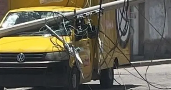 Camioneta Sabritas dañada por poste CFE en Tequisquiapan