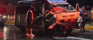 Aparatoso choque entre camioneta y autobús de pasajeros en la 120 – El Sol de San Juan del Río