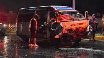 Aparatoso choque entre camioneta y autobús de pasajeros en la 120 – El Sol de San Juan del Río