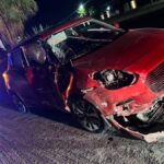Derriba poste tras perder el control y subirse a camellón en Tequisquiapan Derriba poste tras perder el control y subirse a camellón en Tequisquiapan