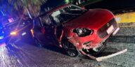 Derriba poste tras perder el control y subirse a camellón en Tequisquiapan