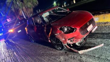Derriba poste tras perder el control y subirse a camellón en Tequisquiapan