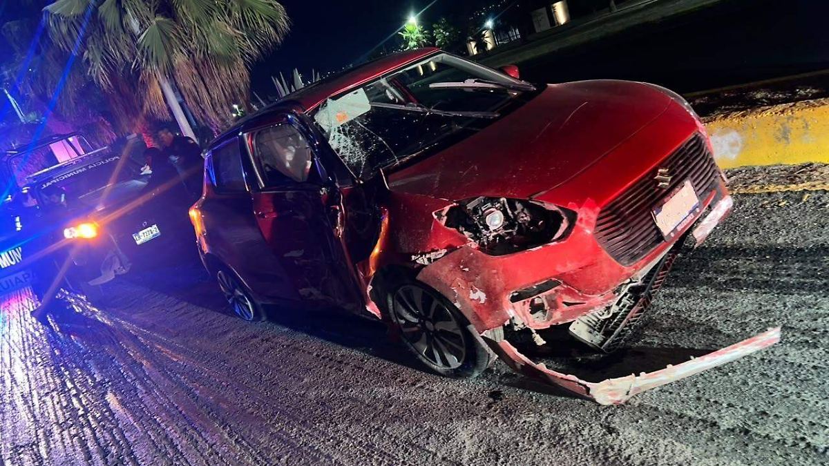 Derriba poste tras perder el control y subirse a camellón en Tequisquiapan