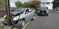 Abandonan auto luego de chocar con poste – El Sol de San Juan del Río