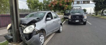 Abandonan auto luego de chocar con poste – El Sol de San Juan del Río