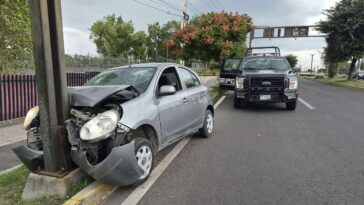 Abandonan auto luego de chocar con poste – El Sol de San Juan del Río