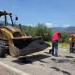 Santa Catarina mejora caminos con bacheo
