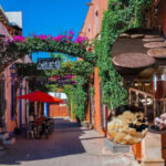 Este Pueblo Mágico de Querétaro se recorre con una copa de vino y una gordita de migaja en mano Este Pueblo Mágico de Querétaro se recorre con una copa de vino y una gordita de migaja en mano
