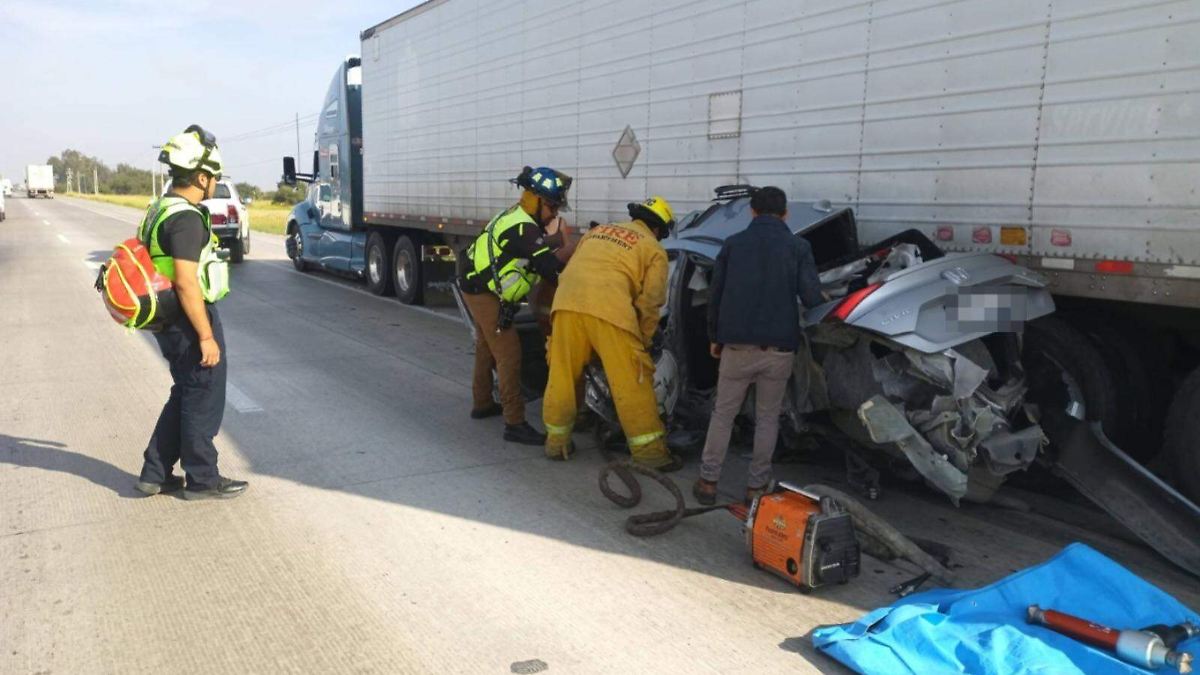 Rescatan a personas que quedaron prensadas en fuerte accidente – El Sol de San Juan del Río