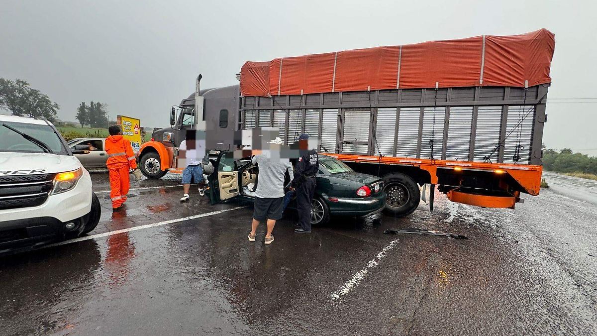 Auto estrelló en torton en un retorno de la carretera a Ezequiel Montes – El Sol de San Juan del Río